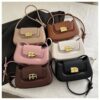 Medium handbag for women with zipper closure and adjustable strap – RedBag BD